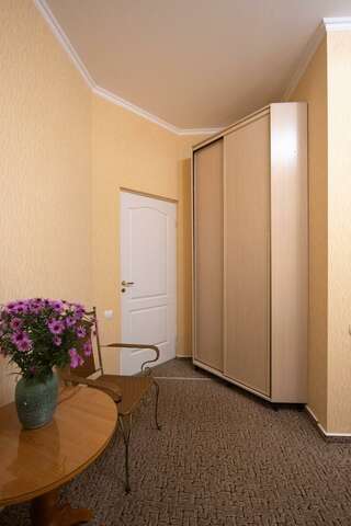 Гостиница Гренч Светлогорск Комната улучшенная с 2 односпальными кроватями и диваном-7