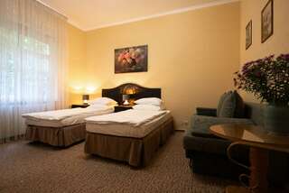 Гостиница Гренч Светлогорск Комната улучшенная с 2 односпальными кроватями и диваном-1