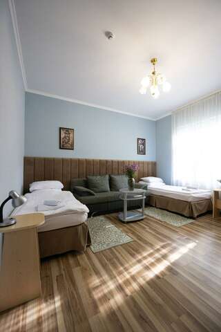 Гостиница Гренч Светлогорск Комната улучшенная с 2 односпальными кроватями и диваном-11