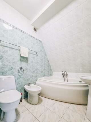 Гостиница Гренч Светлогорск Комната стандарт семейный (мансарда)-11