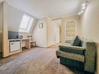 Гостиница Гренч Светлогорск Комната стандарт семейный (мансарда)-9